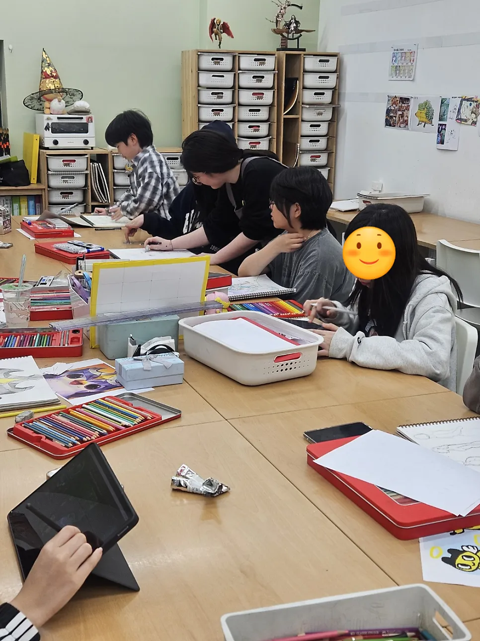 마음에 들지 않는 부분을 고치며 끝까지 완성하는 학생의 작업