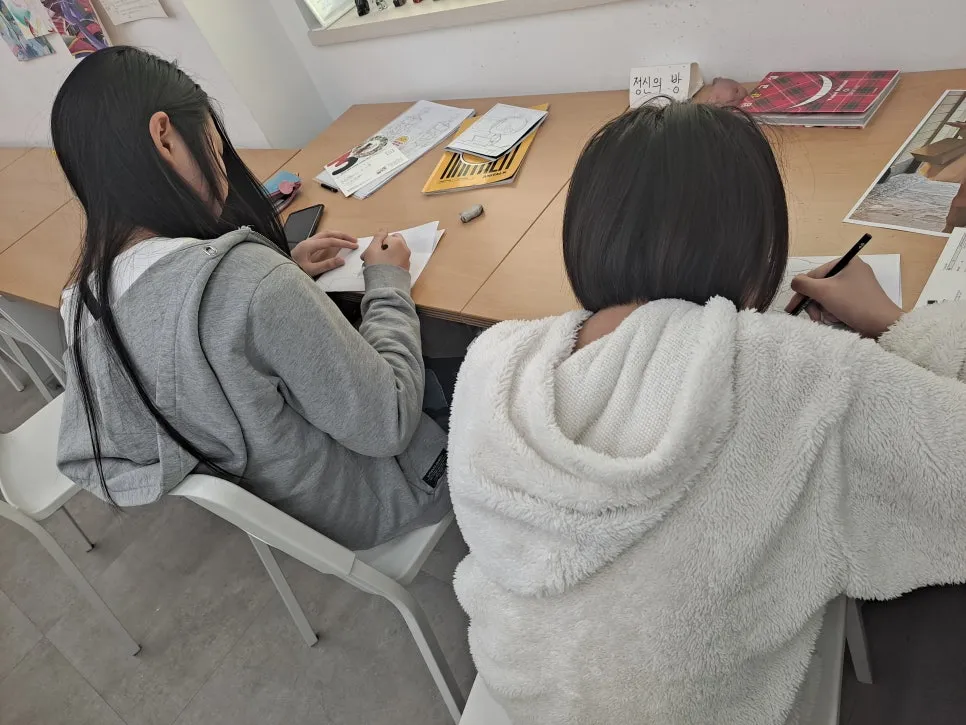 캐릭터와 웹툰 표현을 연습한 주니어반 학생 작품
