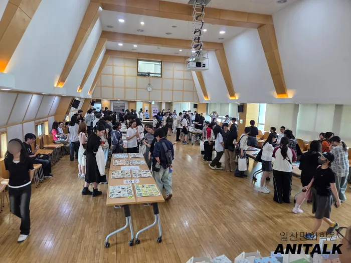 2026 애니톡 연합시험에서 학생 작품을 비교 평가하는 현장