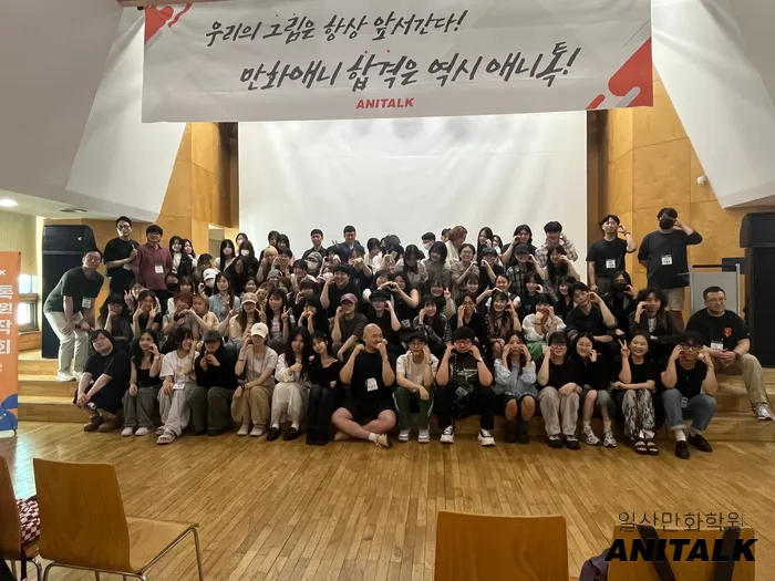 2025 애니톡 품평회에서 학생 작품을 점검하는 과정